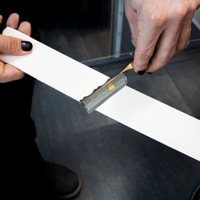 Stropping a razor