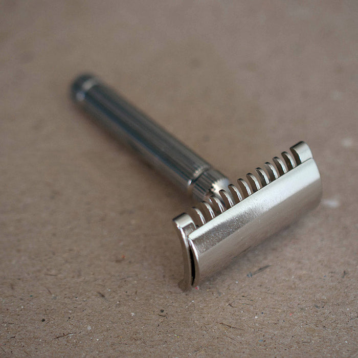 Open comb vs. closed comb razor