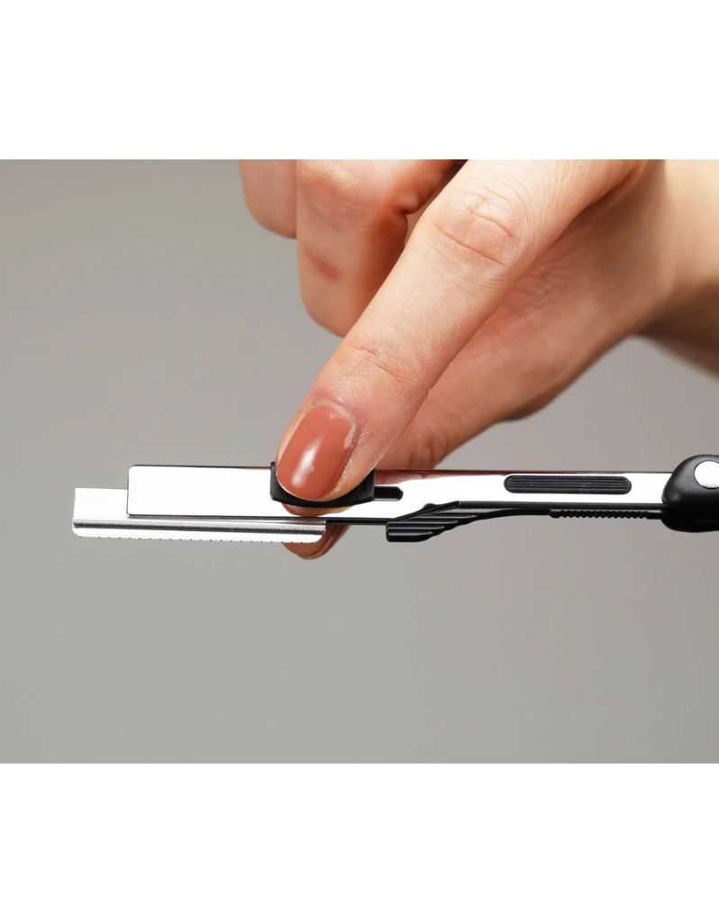 Nape blade loading to the razor
